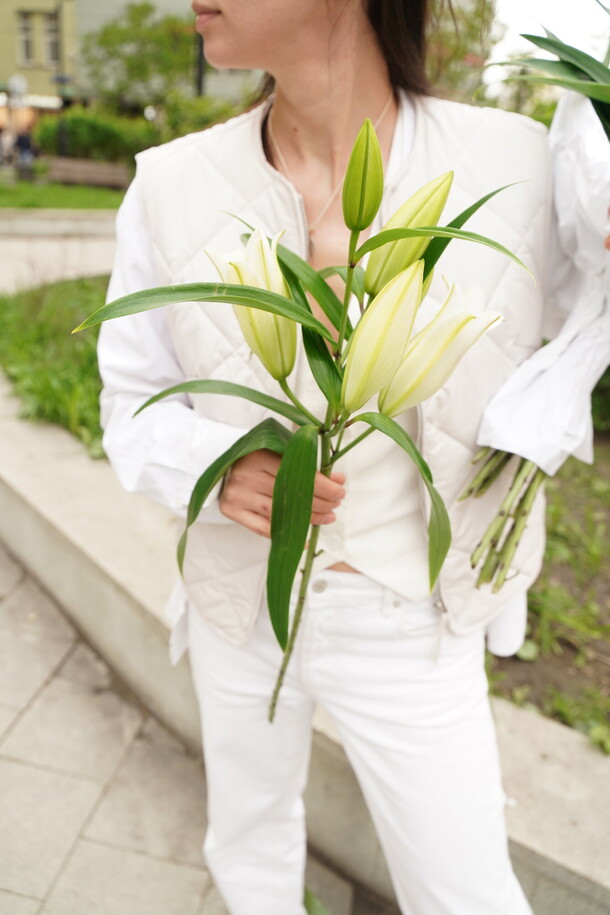 Лилия белая, ароматная, артикул F1535359 - 850 рублей, доставка по городу. Flawery - доставка цветов