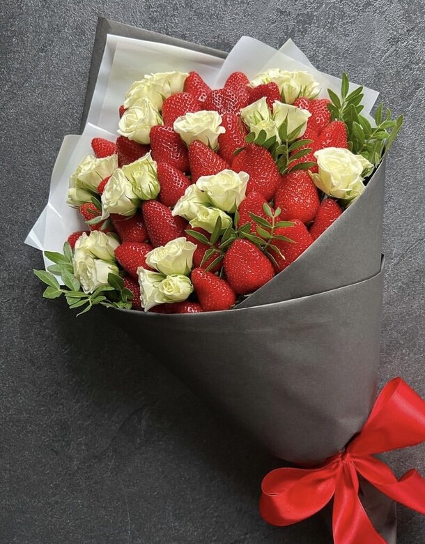 Клубничный джентельмен, артикул F1147512 - 10406 рублей, доставка по городу. Flawery - доставка цветов
