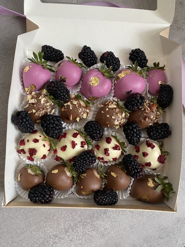 Клубника в шоколаде с ежевикой, артикул F1306548 - 5610 рублей, доставка по городу. Flawery - доставка цветов