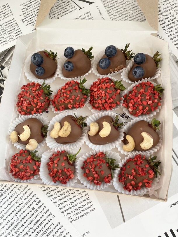 Клубника в шоколаде с кешью, артикул F1316184 - 5610 рублей, доставка по городу. Flawery - доставка цветов