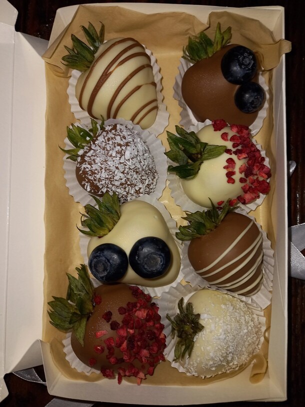 Клубника в шоколаде, артикул F1316200 - 2640 рублей, доставка по городу. Flawery - доставка цветов