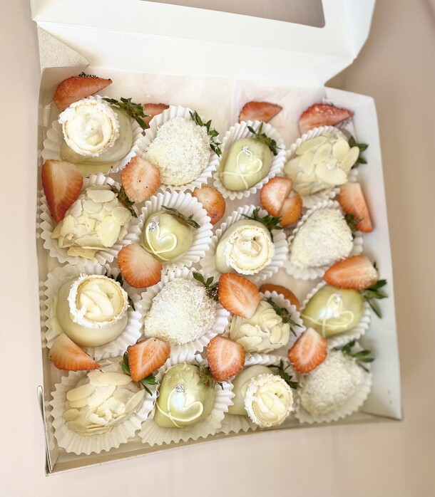 Клубника в шоколаде с кокосом и рафаэло, артикул F1320708 - 5610 рублей, доставка по городу. Flawery - доставка цветов