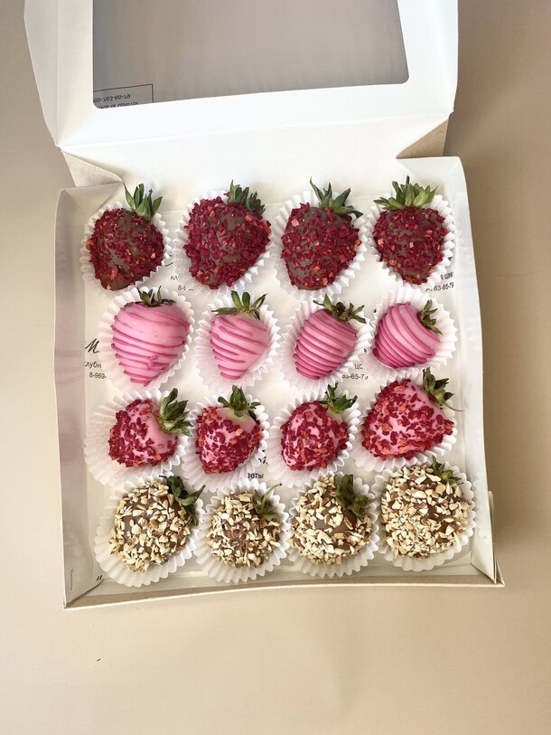 Отборная клубника с малиной, артикул F1324699 - 5280 рублей, доставка по городу. Flawery - доставка цветов