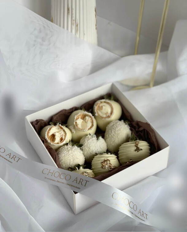 Клубника в белом шоколаде с рафаэлло, артикул F1324712 - 2970 рублей, доставка по городу. Flawery - доставка цветов