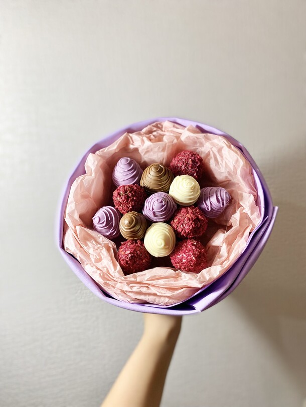 Букет с клубникой в шоколаде, артикул F1327188 - 4290 рублей, доставка по городу. Flawery - доставка цветов