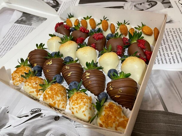 Набор клубники в шоколаде с миндалем, артикул F1406915 - 7370 рублей, доставка по городу. Flawery - доставка цветов