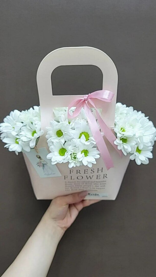 Сумочка с цветами, артикул F1214086 - 3330 рублей, доставка по городу. Flawery - доставка цветов