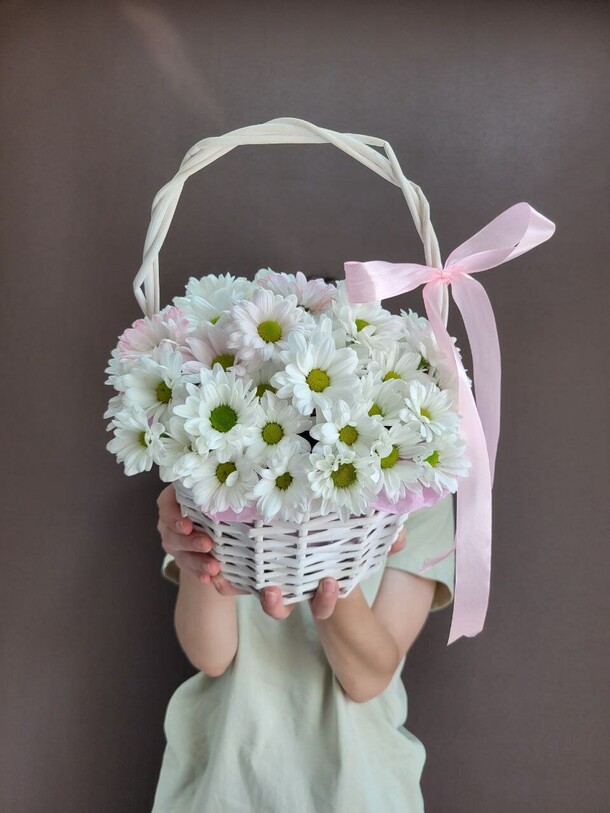 Корзина с ромашками, артикул F1214090 - 4950 рублей, доставка по городу. Flawery - доставка цветов