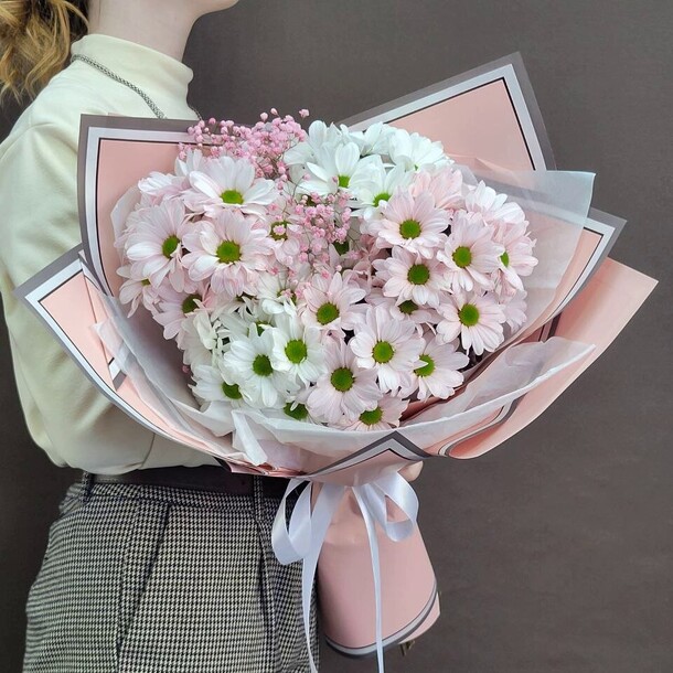 Букет из хризантем и гипсофилы "летний дар", артикул F1287761 - 5530 рублей, доставка по городу. Flawery - доставка цветов