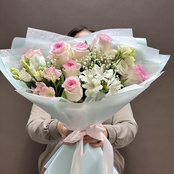 Букет из роз, гипсофилы и альстромерии "очарование", артикул F1287769 - 7800 рублей, доставка по городу. Flawery - доставка цветов