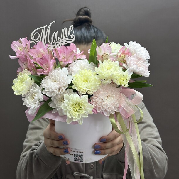 Коробка из хризантем и альстромерии "любимой мамочке", артикул F1287772 - 3999 рублей, доставка по городу. Flawery - доставка цветов