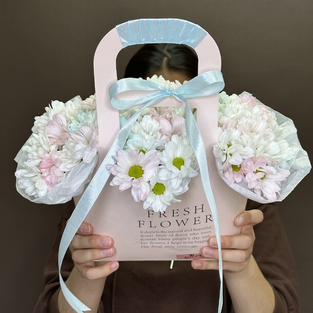 Композиция из хризантем в сумочке "созвездие хризантемы", артикул F1290344 - 2700 рублей, доставка по городу. Flawery - доставка цветов