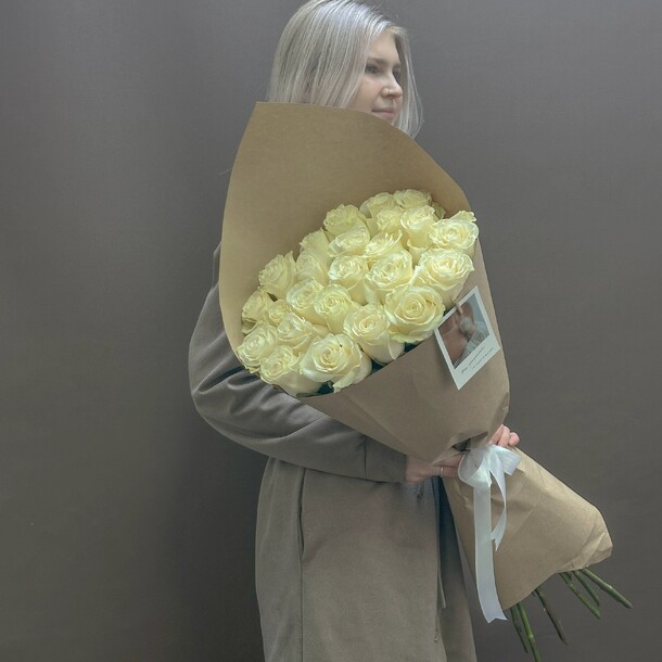 Букет роз "белая гармония", артикул F1406989 - 12450 рублей, доставка по городу. Flawery - доставка цветов