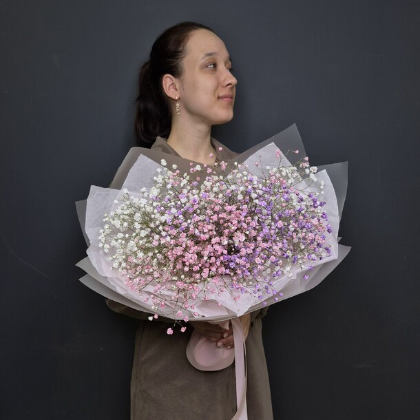 Букет из гипсофилы "радужный дождь", артикул F1418506 - 4710 рублей, доставка по городу. Flawery - доставка цветов