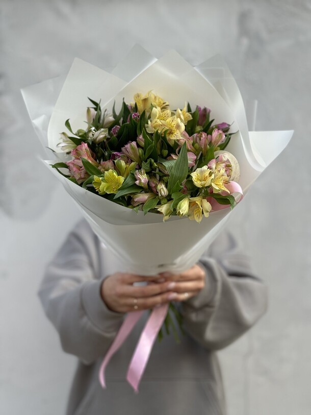 Яркая альстромерия, артикул F1340891 - 3500 рублей, доставка по городу. Flawery - доставка цветов