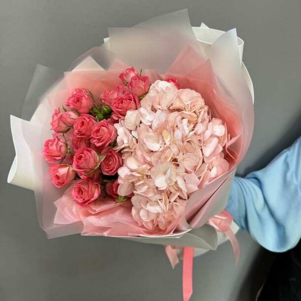 Гортензия с кустовой розой, артикул F1339474 - 3400 рублей, доставка по городу. Flawery - доставка цветов