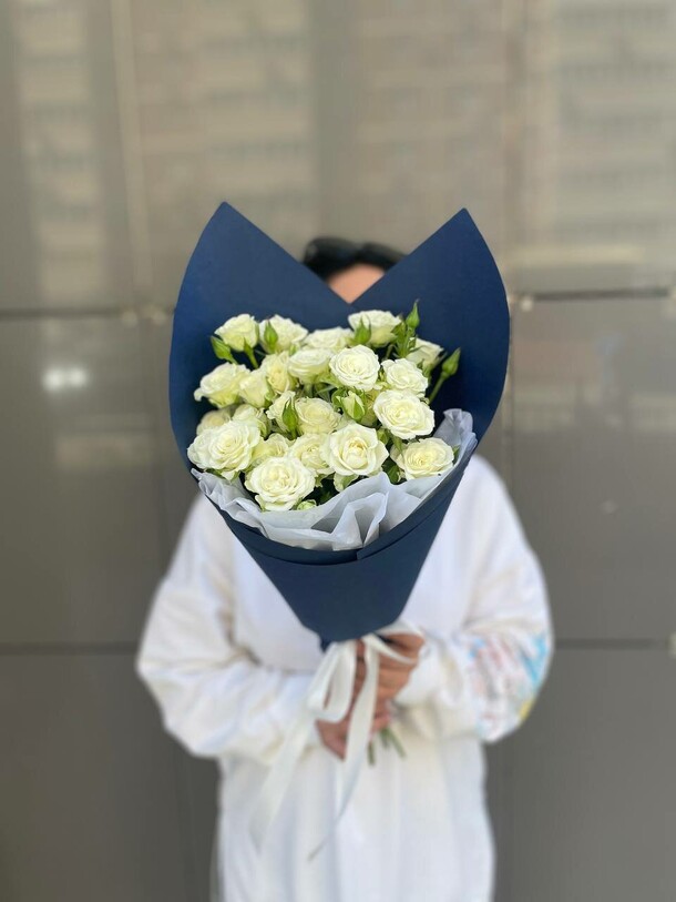 Роза кустовая белая,7 веток, артикул F1410012 - 3390 рублей, доставка по городу. Flawery - доставка цветов