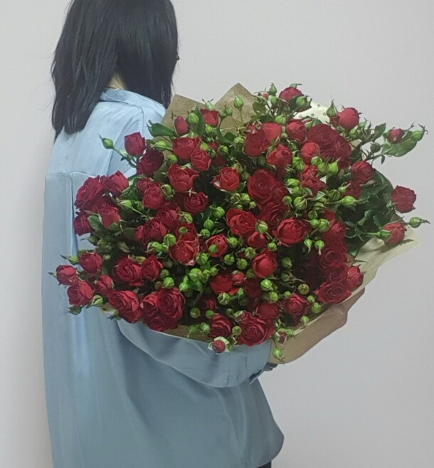 Букет из 15 кустовых роз, артикул F1176667 - 6700 рублей, доставка по городу. Flawery - доставка цветов