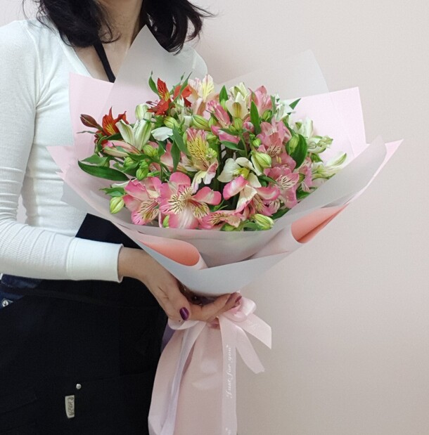 9 альстромерий, артикул F1201895 - 3200 рублей, доставка по городу. Flawery - доставка цветов