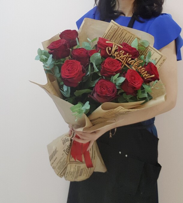 11 бордовых роз, артикул F1207430 - 5300 рублей, доставка по городу. Flawery - доставка цветов