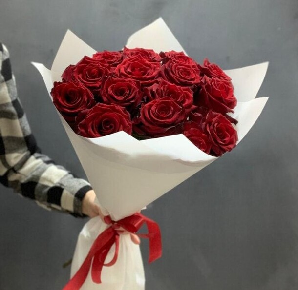 15 бордовых роз в упаковке, артикул F1370671 - 6500 рублей, доставка по городу. Flawery - доставка цветов