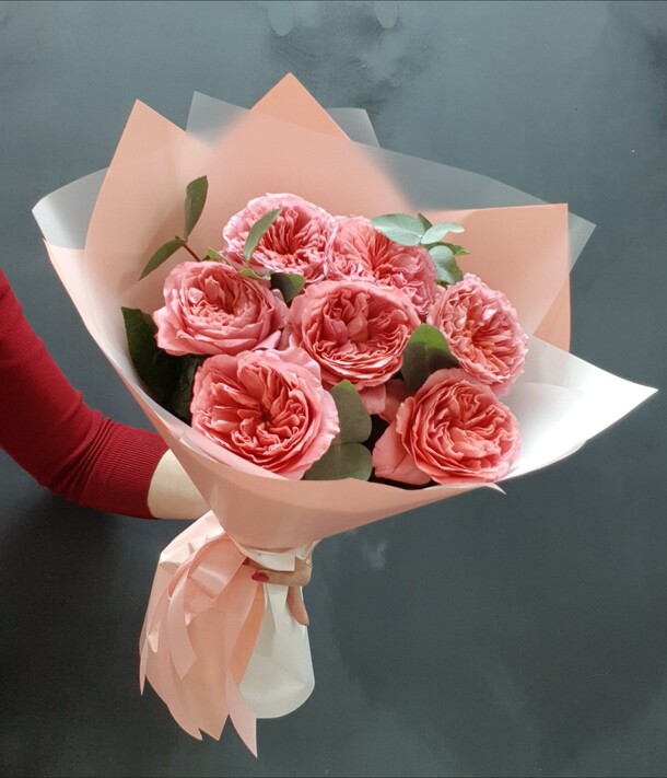 Букет пионовидных роз с эвкалиптом, артикул F1373859 - 4290 рублей, доставка по городу. Flawery - доставка цветов