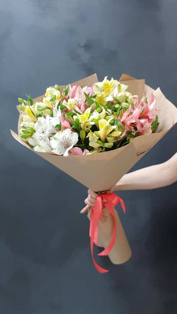 Альстромерии, артикул F42275 - 2600 рублей, доставка по городу. Flawery - доставка цветов