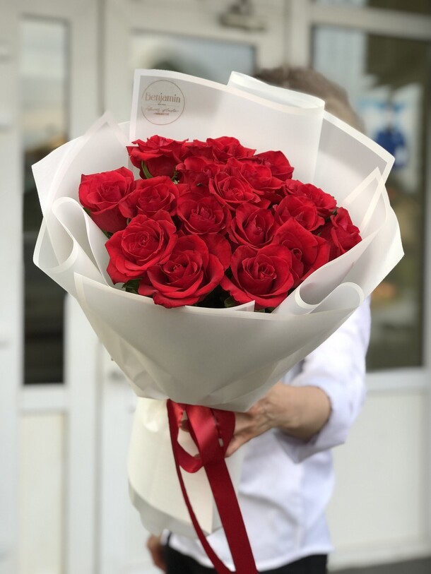 Букет 17 красных роз, артикул F1199836 - 4350 рублей, доставка по городу. Flawery - доставка цветов