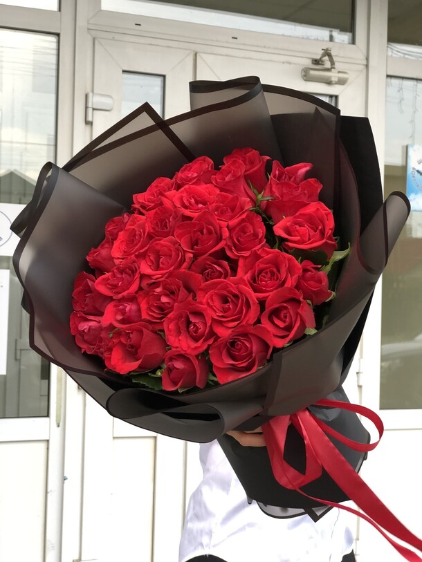 Букет 35 красных роз, артикул F1199847 - 8450 рублей, доставка по городу. Flawery - доставка цветов