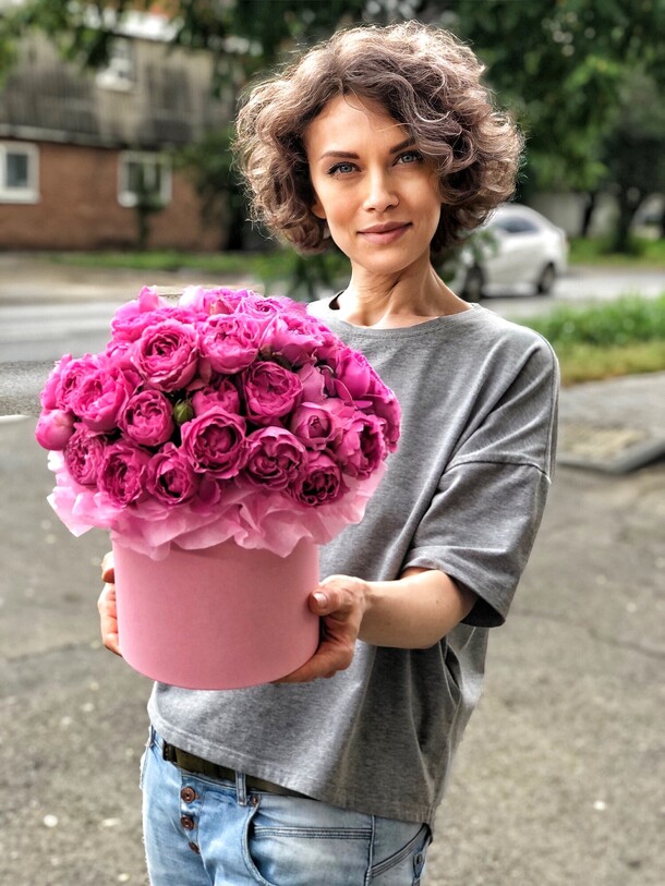 Пионовидные розы в коробке, артикул F1203680 - 5550 рублей, доставка по городу. Flawery - доставка цветов