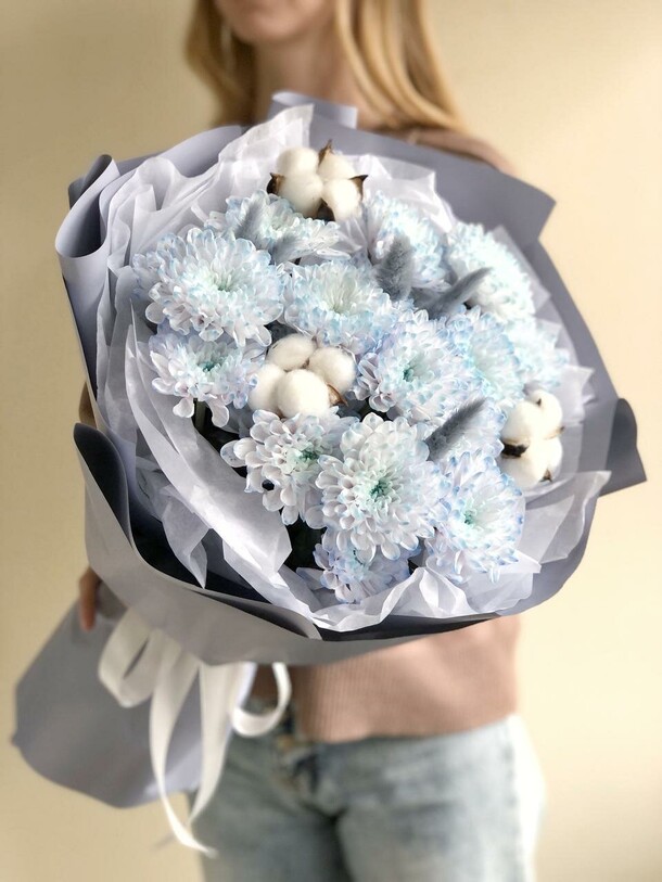 Букет с кустовой хризантемой, хлопком и лагурусом, артикул F1348514 - 2890 рублей, доставка по городу. Flawery - доставка цветов