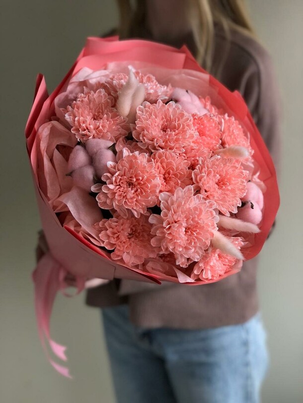 Персиковый букет с коробочками хлопка, кустовой хризантемой и лагурусом, артикул F1348516 - 2890 рублей, доставка по городу. Flawery - доставка цветов