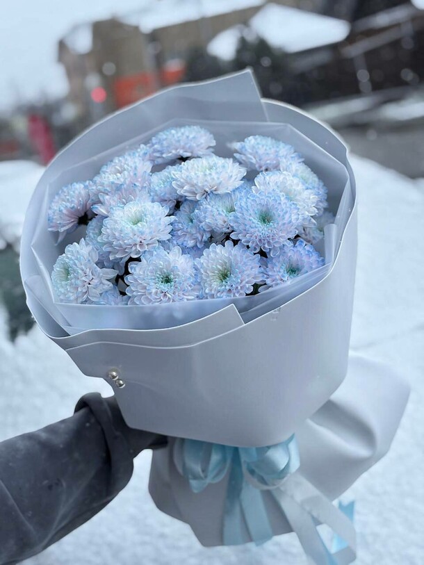 Букет с нежной голубой хризантемой, артикул F1357517 - 2650 рублей, доставка по городу. Flawery - доставка цветов