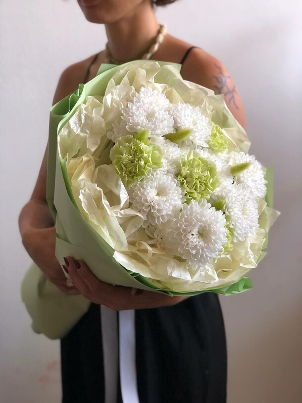 Стойкий сочный букет с хризантемой и диантусами, артикул F1452696 - 2666 рублей, доставка по городу. Flawery - доставка цветов