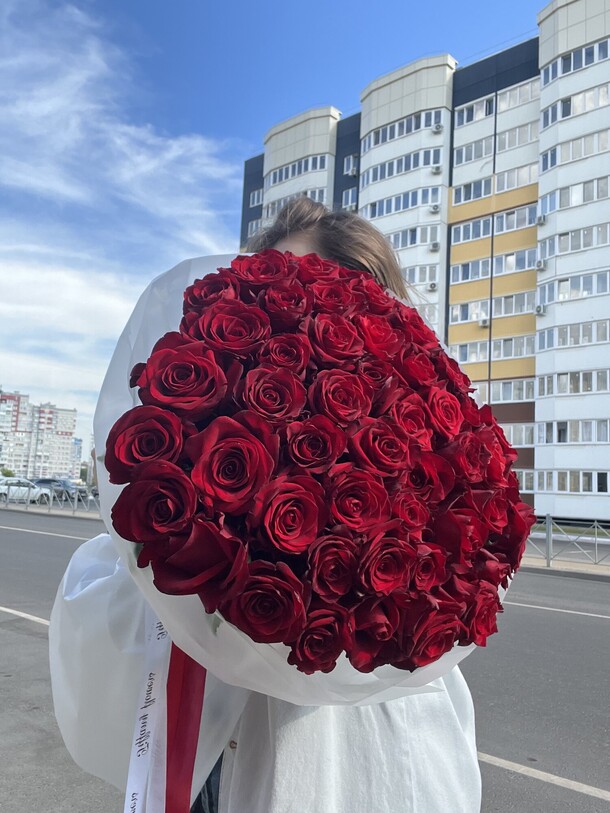 Букет от студии «tiffany» красная роза, артикул F1317978 - 11250 рублей, доставка по городу. Flawery - доставка цветов