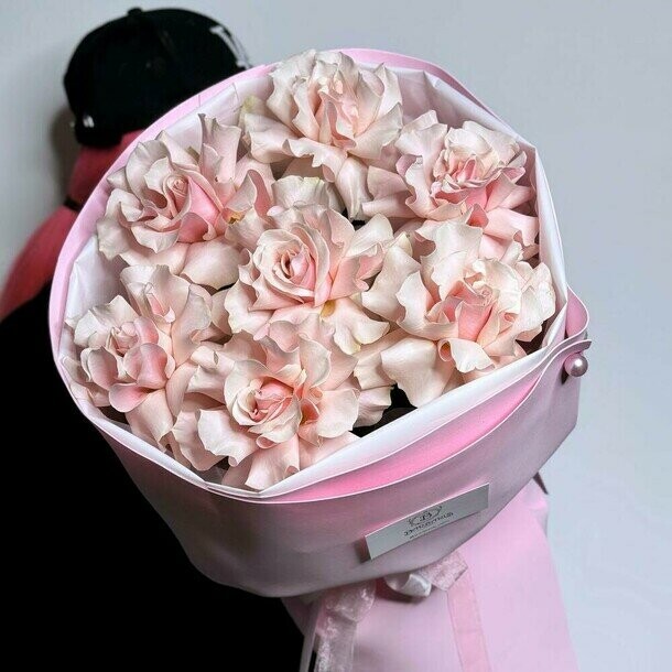 Хит месяца ! 7 французских роз в стильной упаковке, артикул F1293916 - 3499 рублей, доставка по городу. Flawery - доставка цветов