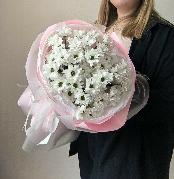 Букет с хризантемой, артикул F1293924 - 3500 рублей, доставка по городу. Flawery - доставка цветов