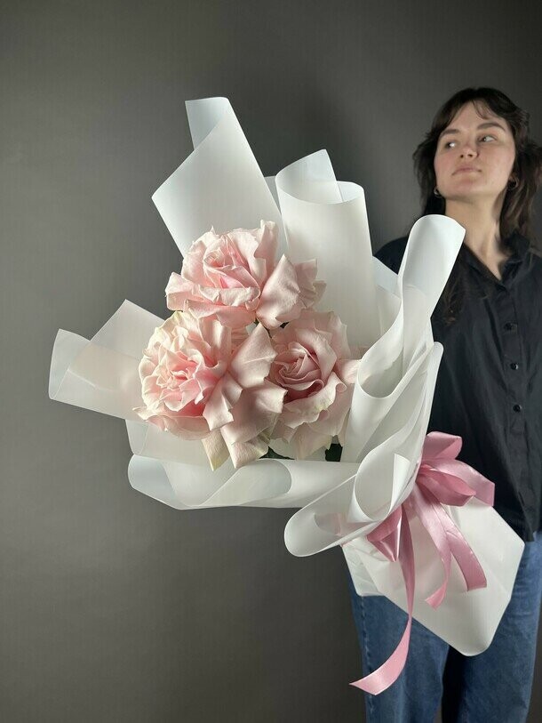 Комплимент 3 французских розы в оформлении, артикул F1293928 - 1799 рублей, доставка по городу. Flawery - доставка цветов