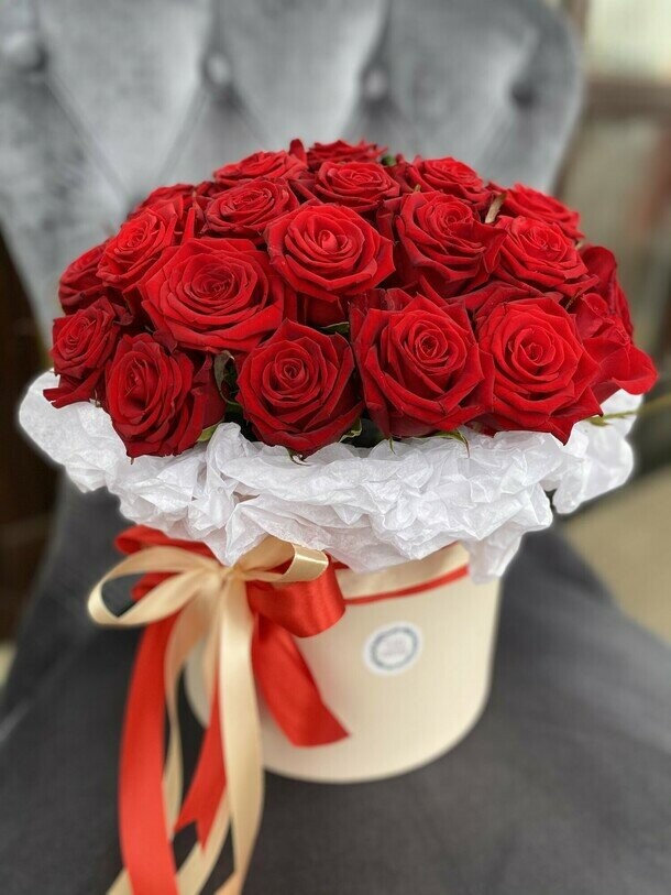 31 красная роза в коробке, артикул F1293961 - 6999 рублей, доставка по городу. Flawery - доставка цветов