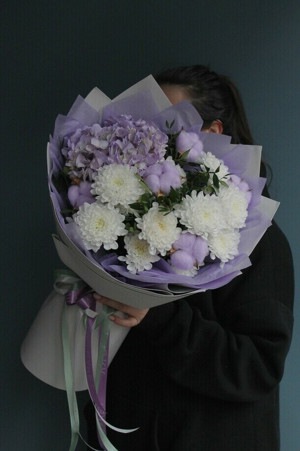 Букет с гортензией в фиолетовых оттенках, артикул F1317442 - 2850 рублей, доставка по городу. Flawery - доставка цветов
