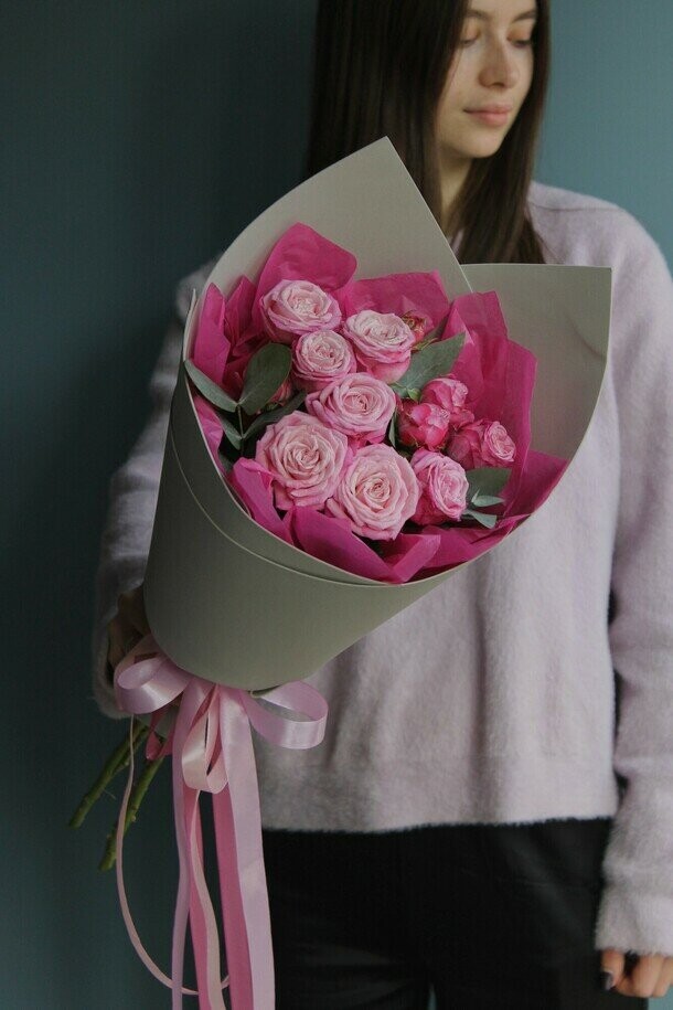 Букет комплимент пионовидных роз, артикул F1317453 - 1801 рублей, доставка по городу. Flawery - доставка цветов