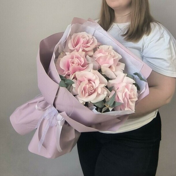 Французские розы с эвкалиптом, артикул F1338323 - 2560 рублей, доставка по городу. Flawery - доставка цветов