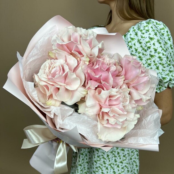 Ажурные розы в нежном исполнении💕 комплимент, артикул F1338325 - 2600 рублей, доставка по городу. Flawery - доставка цветов