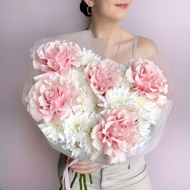 Воздушный букет розовая французская роза и хризантема, артикул F1338330 - 3748 рублей, доставка по городу. Flawery - доставка цветов