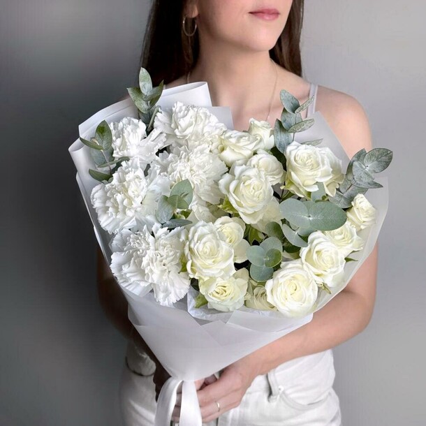 Нежный букет белые кустовые розы, белый диантус и эвкалипт, артикул F1338331 - 2870 рублей, доставка по городу. Flawery - доставка цветов