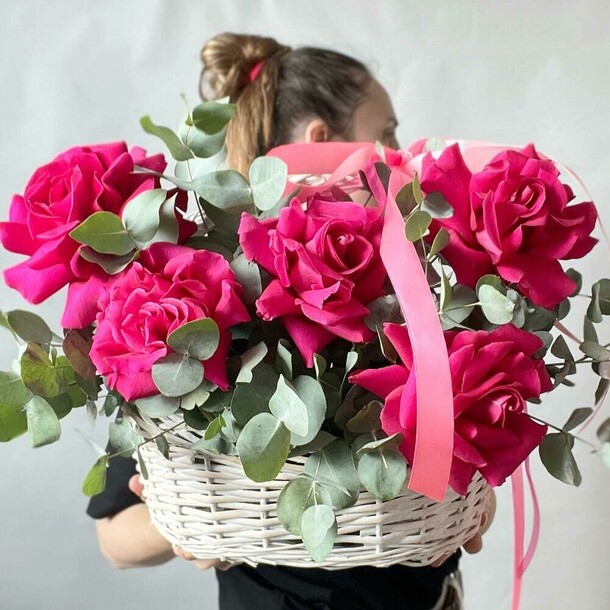 Корзина с розами, артикул F1339595 - 10125 рублей, доставка по городу. Flawery - доставка цветов