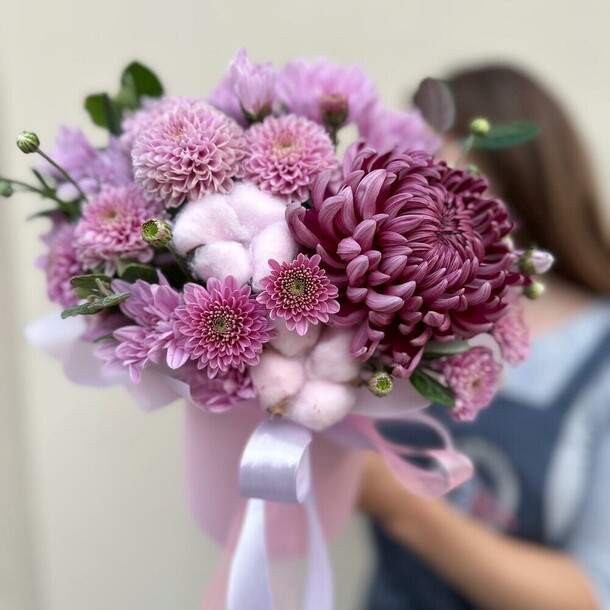 Цветы в коробке:хризантема, артикул F1342605 - 2850 рублей, доставка по городу. Flawery - доставка цветов