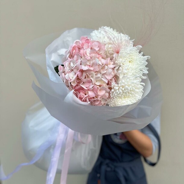 Букет из гортензии и хризантем, артикул F1344096 - 2475 рублей, доставка по городу. Flawery - доставка цветов