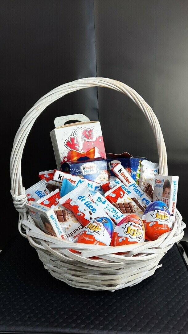 Корзина со сладостями киндер, артикул F1410567 - 8000 рублей, доставка по городу. Flawery - доставка цветов