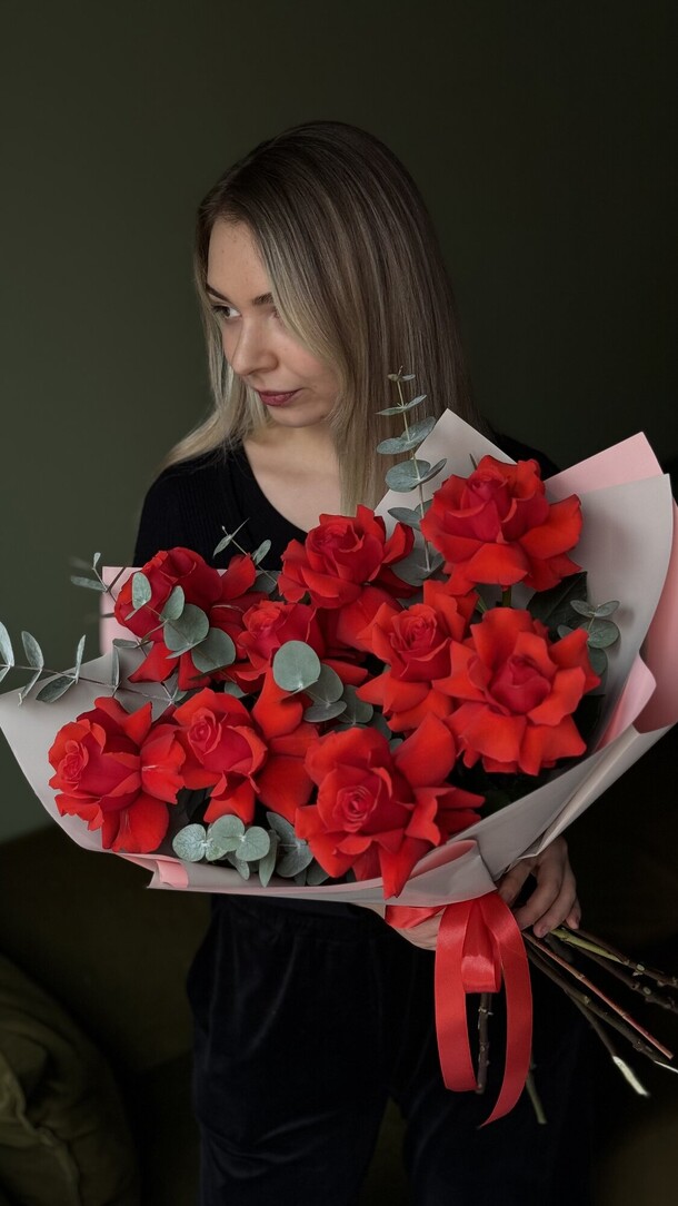 Монобукет из французских роз «алая мечта», артикул F1342582 - 7700 рублей, доставка по городу. Flawery - доставка цветов